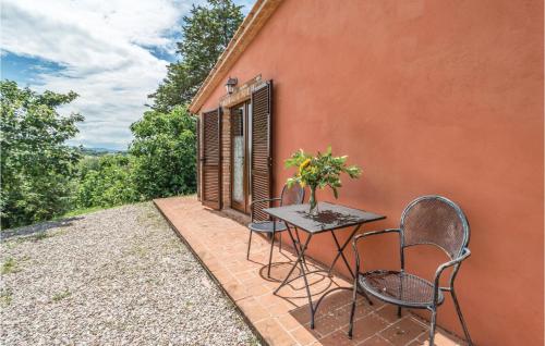  Beautiful apartment in Castiglione d,Lago PG with 2 Bedrooms, WiFi and Outdoor swimming pool in Strada