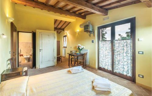 2 Bedroom Gorgeous Apartment In Castiglione D,lago Pg