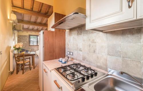 Cozy Apartment In Castiglione D,lago Pg With Kitchenette