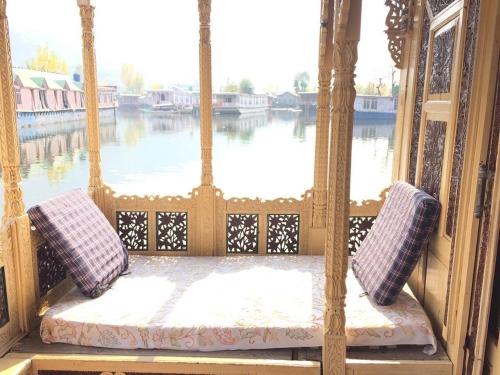 New Heidi HouseBoat Retreat