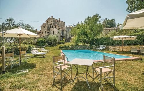  Two-Bedroom Apartment with a Fireplace in Todi (PG), Unterkunft in Vasciano Nuovo