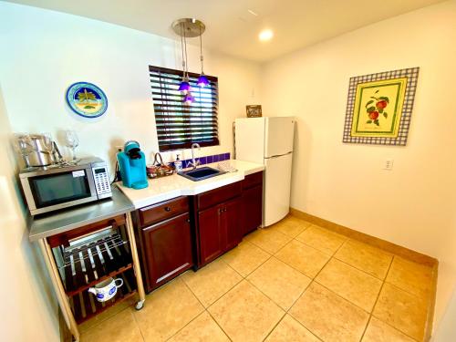 Old Ranch Inn - Adults Only 21 & Up Room Type - King Suite with Pool View