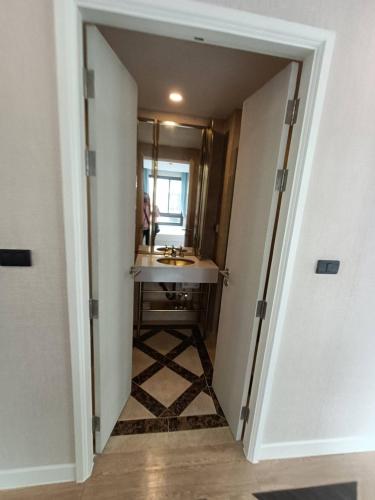 Espana Condo by Som thumbnail 3