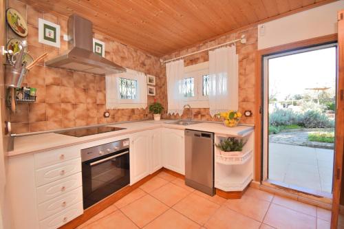 مطبخ, 099 Villa Can Burguet ETV 6452 by Mallorca Charme in سانتا مارجاليدا
