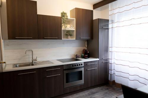 Kitchen, Komlo Szive Apartman in Mánfa