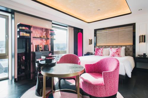 Double Room with Mountain View image 10