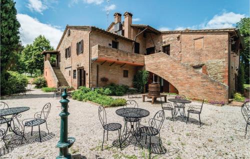  Nice apartment in Castiglione d,Lago PG with 1 Bedrooms, WiFi and Outdoor swimming pool in Strada