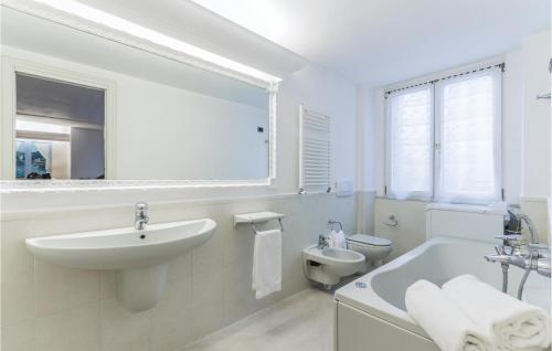 One-Bedroom Apartment image 10
