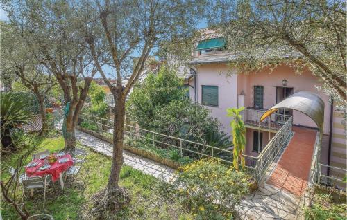  2 Bedroom Beautiful Apartment In Pieve Ligure in Bono