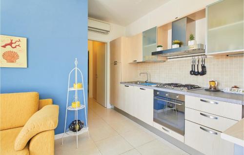 virtuve, 2 Bedroom Beautiful Home In Magliolo in Magliolo