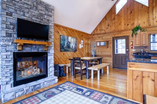 Mountain Retreat WC Possible with Hot Tub in Sevierville, USA