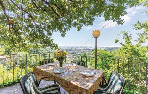  Three-Bedroom Holiday home with a Fireplace in Massa -MS-, Unterkunft in Carrara