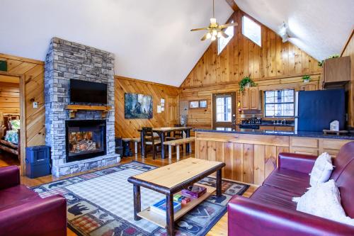 Mountain Retreat WC Possible with Hot Tub in Sevierville, USA