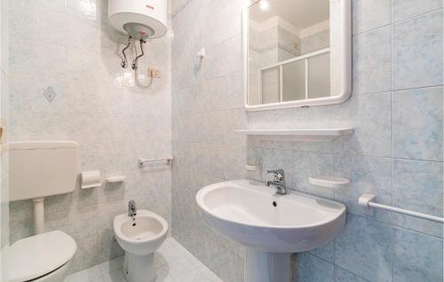 One-Bedroom Apartment image 7