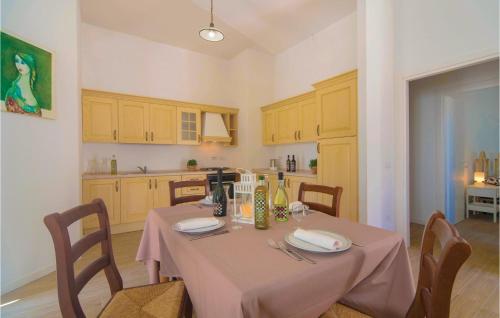 virtuve, Awesome Apartment In Valnogaredo Pd in Cinto Euganeo