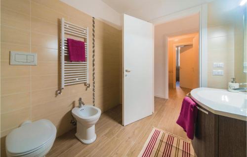 Vannas istaba, Awesome Apartment In Valnogaredo Pd in Cinto Euganeo