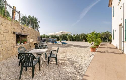 Peldbaseins, Gorgeous Apartment In Valnogaredo Pd in Cinto Euganeo