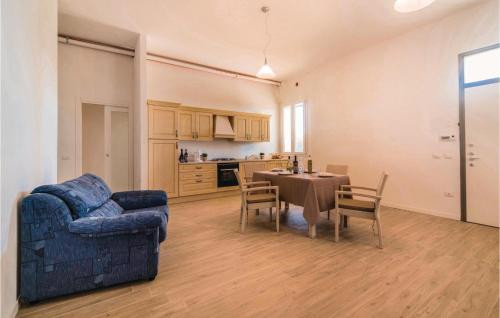 virtuve, Gorgeous Apartment In Valnogaredo Pd in Cinto Euganeo