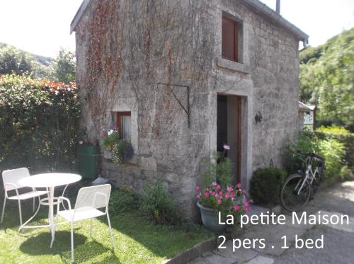 外部景觀, The River's Stones in 孔布蘭歐蓬