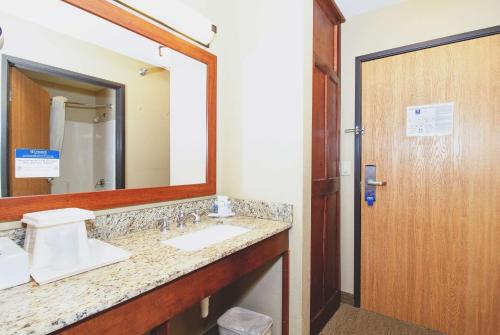 Comfort Inn & Suites East Moline near I-80