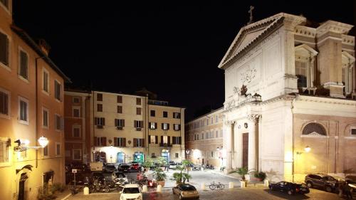 

Coronari Courtyard