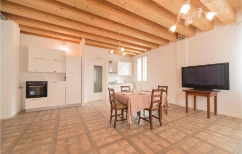 virtuve, Nice Apartment In Valnogaredo Pd in Cinto Euganeo