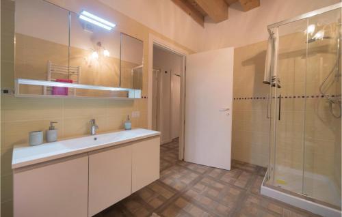 Vannas istaba, Nice Apartment In Valnogaredo Pd in Cinto Euganeo