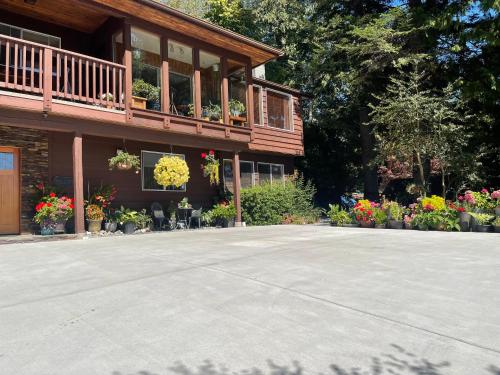 Garden Bridge House in Sechelt, Canada