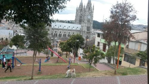 ทัศนียภาพ, Departamento junto a la Basílica Voto Nacional - Quito (Departamento junto a la Basilica Voto Nacional - Quito) in ซานฮวน