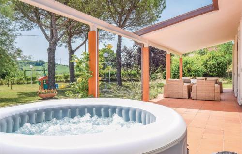 Swimming pool, Stunning home in Fano -PU- with 2 Bedrooms, Jacuzzi and WiFi in Carignano