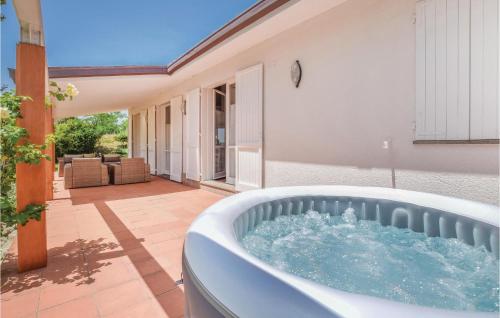 Swimming pool, Stunning home in Fano -PU- with 2 Bedrooms, Jacuzzi and WiFi in Carignano
