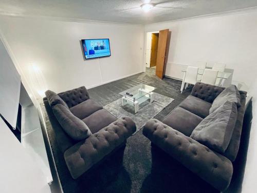 Modern 2 Bedroom Apartment With Free Parking