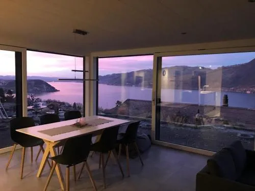 Moderne Unterkunft mit Panoramablick auf Thunersee in Krattigen, Schweiz