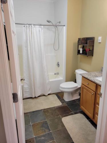 浴室, Klonteska Condominiums By VCI Real Estate Services in 班納艾爾克 (NC)
