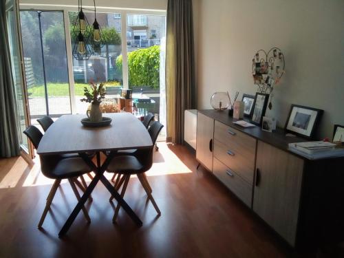 Knusse woning met tuin, 10 min wandelen van strand gîte à louer Contredam