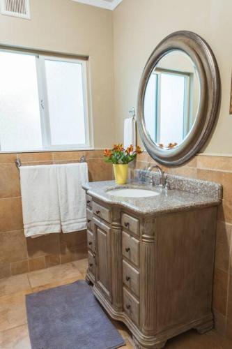 3 Bedroom Charmer 5 Minutes from Central Downtown photo