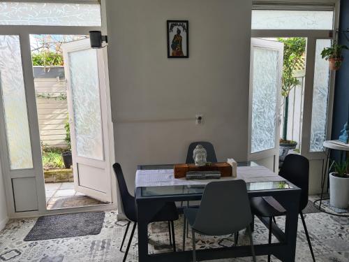 1 bedroom 15 min by tram to Amsterdam centre! - image 9