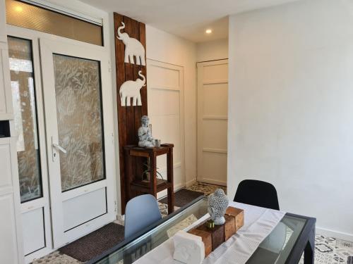 1 bedroom 15 min by tram to Amsterdam centre! - image 11