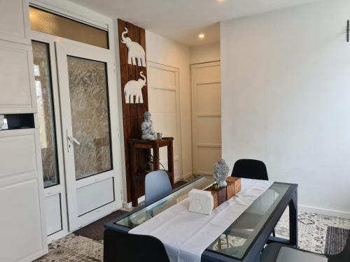 1 bedroom 15 min by tram to Amsterdam centre! - image 14