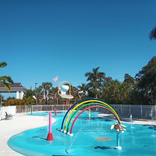 Play-cation at Fairhaven 2 King beds 2 miles 2 Beach in North Palm Beach (FL)
