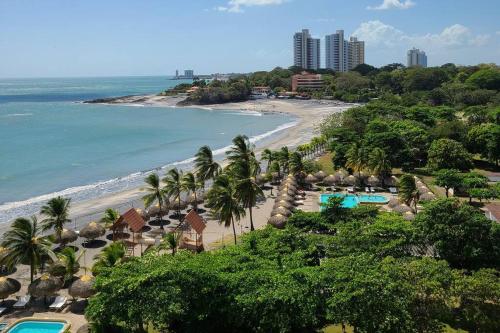 Fantastic Beach condo with pool and mountain views