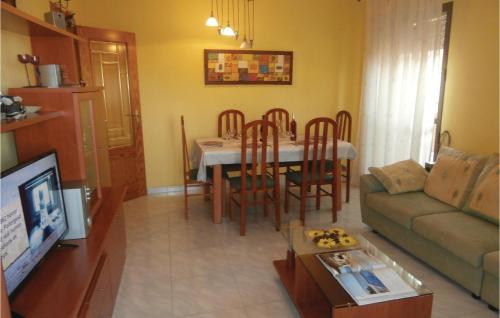 Nice Apartment In Los Alczares With Kitchen