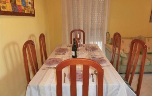 Nice Apartment In Los Alczares With Kitchen