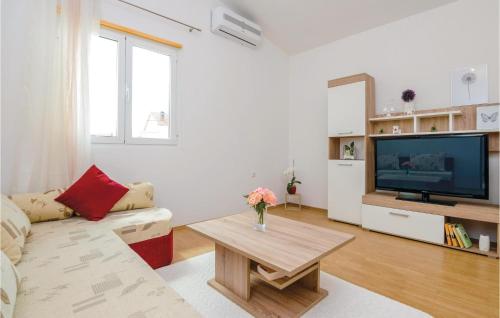 1 Bedroom Amazing Apartment In Podgradina