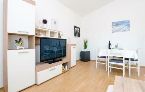 1 Bedroom Amazing Apartment In Podgradina