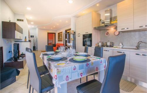 Three-Bedroom Apartment in Bari - image 4