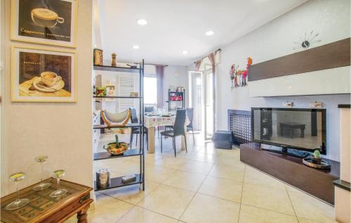 Three-Bedroom Apartment in Bari - image 7