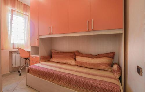 Three-Bedroom Apartment in Bari - image 9