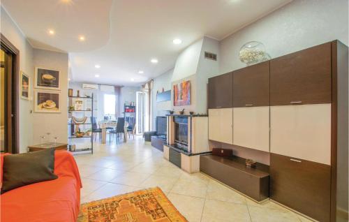 Three-Bedroom Apartment in Bari - image 2