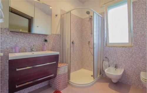 Three-Bedroom Apartment in Bari - image 14